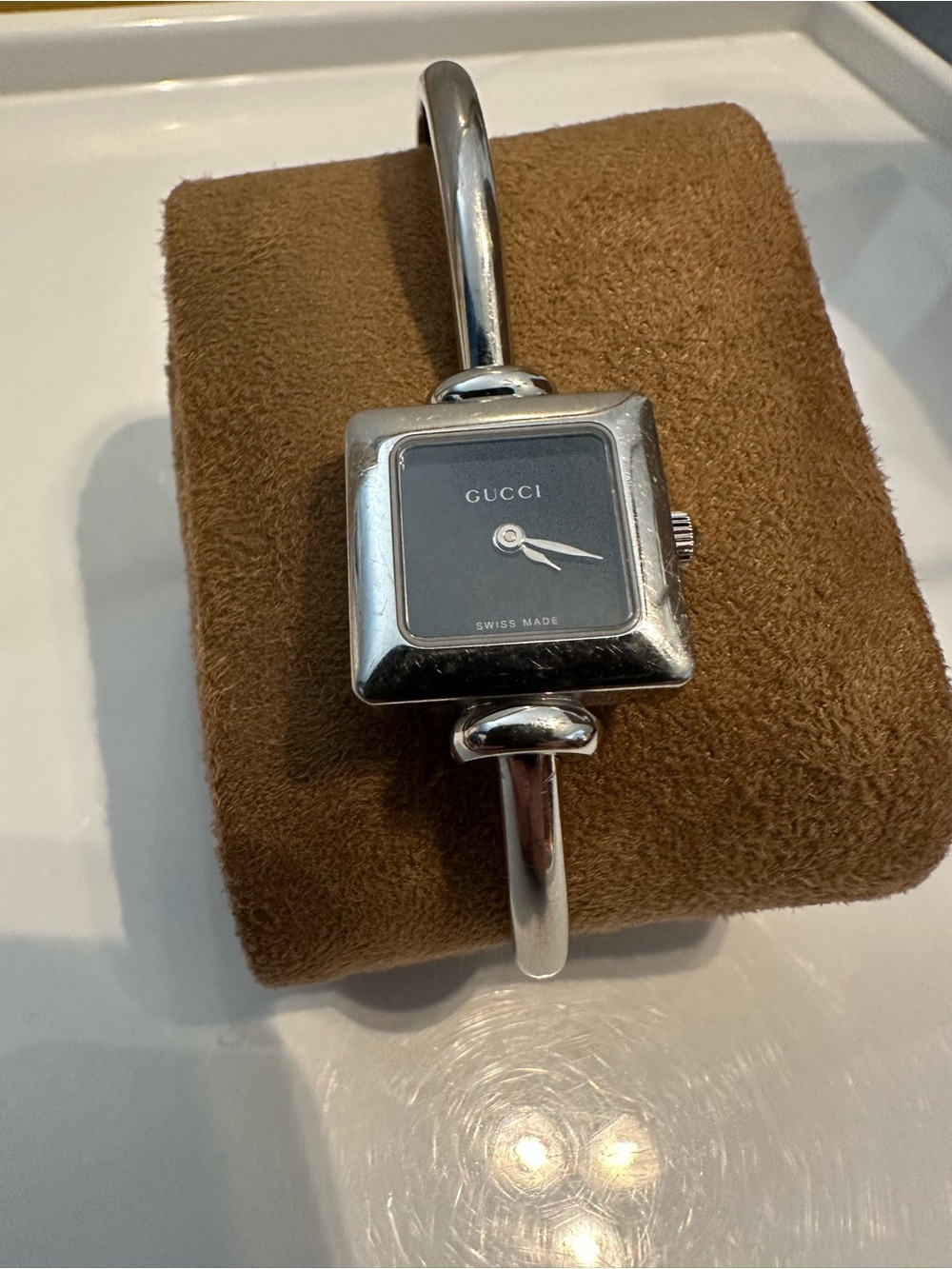 Gucci 1900L Swiss Bangle Watch - Picture 5 of 10